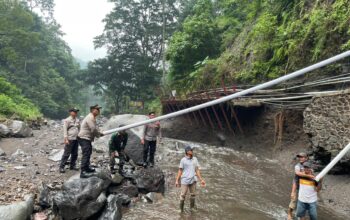 Antisipasi Krisis Air Bersih Polisi Bersama Forkopimka dan Warga Perbaiki Pipa Pasca Banjir di Lumbang Probolinggo