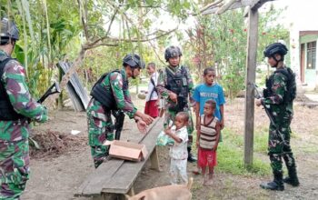 Satgas Yonif 310/KK Keliling Kampung Dan Kunjungi Sekolah Bagikan Makanan Untuk Anak-Anak Perbatasan