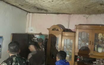 Polsek Limbangan Polres Garut Bantu Evakuasi Warga Lansia yang Rumahnya Terdampak Longsor
