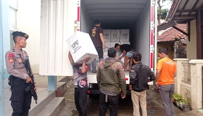 Polres Garut Jamin Keamanan Pendistribusian Kotak dan Surat Suara Pemilu 2024 di Kabupaten Garut