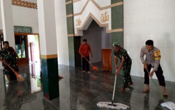 Bangun Sinergitas TNI – Polri, Polres Nganjuk dan Kodim 0810/Nganjuk Kerja Bakti Bersama Bersihkan Fasum dan Rumah Ibadah
