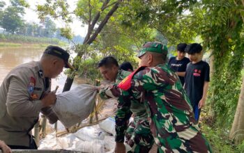 Sinergitas TNI Polri Memperbaiki Jalan Longsor di Bojongsoang