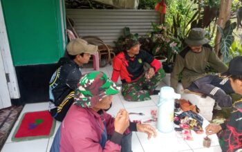 Satgas Citarum Harum Sektor 2 Melalui Subsektor 3 Melaksanakan Komsos Dengan Masyarakat Tentang Pentingnya Menanam Pohon di Lahan Kritis