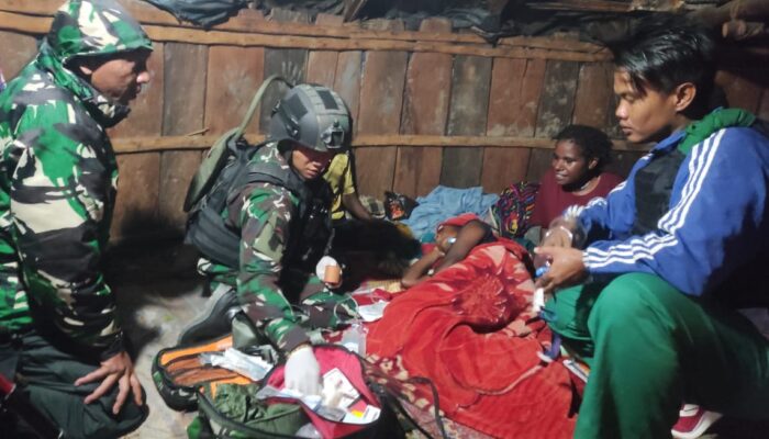 2 Minggu Terlantarkan, Satgas TNI 300 Siliwangi Selamatkan Wanita terjangkit Malaria di Papua