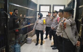 Pastikan Keamanan Tahanan, Wakapolres Sukoharjo Chek Ruang Tahanan