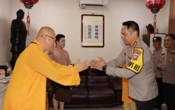 Kapolres Jakbar Tinjau Ibadah Imlek Di Vihara, Tokoh Agama Tionghoa Ikut Mendoakan Pemilu Aman Dan Damai
