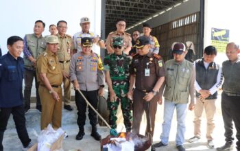Kapolres Lampung Barat Hadiri Pemusnahan kelebihan Surat Suara untuk Pemilu Tahun 2024