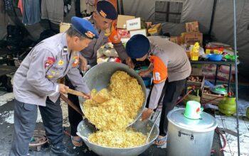 Setiap Hari, Dapur Lapangan Sat Brimob Polda Jateng Siapkan 4.000 Nasi untuk Korban Banjir di Demak
