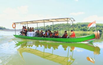 Sinergitas Polres Ngawi bersama TNI Kawal Distribusi Logistik Pemilu Sebrangi Waduk