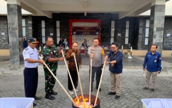 Polres Nganjuk Hadir dalam Pemusnahan Surat Suara Rusak di Kantor Logistik KPU Nganjuk
