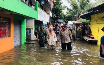Polsek Cilincing Bantu Proses Pemungutan Suara yang Sempat Tertunda Karena Banjir