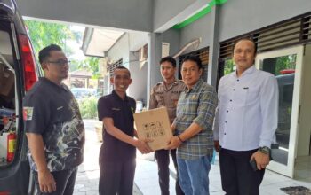Kapolres Nganjuk dan Dinkes Nganjuk Bagikan Paket Vitamin untuk Staf dan Anggota Bawaslu Nganjuk