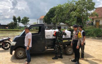 Personil Pam Tps Polsek Cisurupan Polres Garut Kawal Kotak Suara Hasil Perhitungan Pemilu