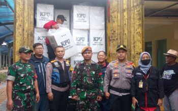 Kapolsek Cicendo Polrestabes Bandung dan Jajarannya Laksanakan Pengamanan Surat Suara Kel. Pasirkaliki