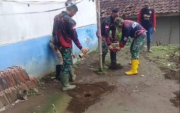 Satgas Citarum Harum Sektor 2 Subsektor 5 Melaksanakan Pembuatan Lubang Biopori Untuk Serapan Air di Waktu Hujan