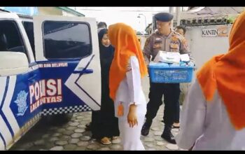 Aksi Heroik Anggota Polres Lampung Barat Evakuasi Ibu yang Akan Melahirkan Terjebak di Lokasi Jalan Longsor