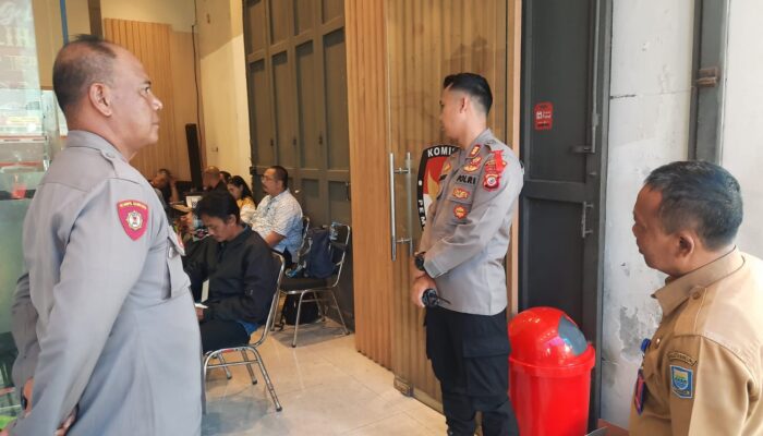 Kapolsek Astanaanyar Pantau Kegiatan Pengamanan Rapat Pleno Rekapitulasi Hasil Suara Pemilu 2024 di PPK Astanaanyar
