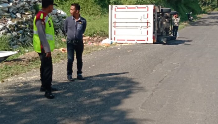 Polsek Talegong Polres Garut Cek Tkp Kecelakaan Lalu Lintas Di Jalan Raya Talegong Cisewu