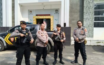 Kanit Samapta Polsek Sukahaji Pimpin Pengawalan Pergeseran Kotak Suara dari PPK ke KPUD Majalengka