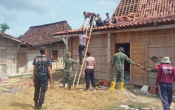 TNI-Polri Kerja Bakti Bantu Warga Terdampak Hujan Disertai Angin Kencang