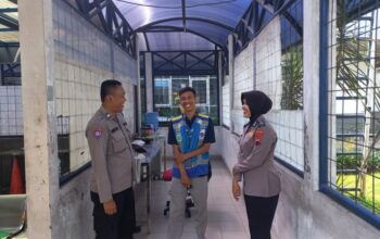 Jaga Situasi Aman Dan Kondusif Bhabinkamtibmas Polsek Tingkir Tengah Sambangi Gerbang Tol Salatiga