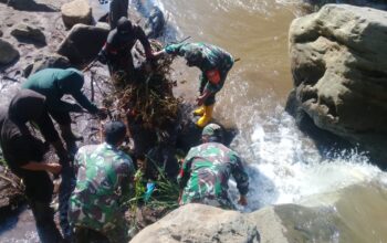 Satgas Citarum Harum Sektor 2 Subsektor 5 Desa Cikitu Melaksanakan Pembersihan Sungai