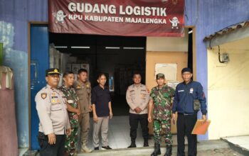 Personil Polsek Sukahaji Bersama Koramil Kawal Perpindahan Kotak Suara ke KPU Majalengka