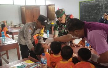 Dampingi Warga Binaannya, Pak Bhabin Polres Ngawi Turut Sukseskan Program Imunisasi Polio