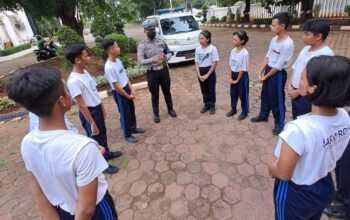 Personel Satlantas Polres Karawang Laksanakan Pembinaan Etika Berlalu Lintas Kepada Pelajar