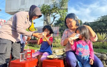 Kabid Humas Polda Jabar : Peduli Stunting, Polisi Berbagi Sarapan Gratis dan Minum Susu Gratis Untuk Bumil Serta Anak