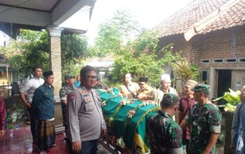 Turut Berduka Cita, Bhabinkamtibmas Polsek Sukahaji Hadiri Pemakaman Warga Binaan yang Meninggal Dunia
