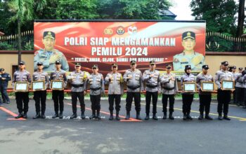 Apresiasi Perolehan Nilai Kompetensi Tertinggi, Kadiv Humas Beri Beasiswa 6 Bintara