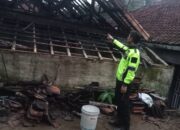 Polsek Banjarwangi Polres Garut Cek TKP Kebakaran Rumah di Kampung Dangiang