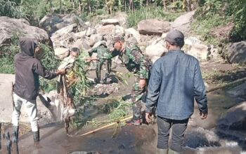 Pengangkatan Sampah Hasil Pembersihan di Bantaran DAS Merupakan Bentuk Pengabdian Kepada Alam Dari Prajurit Siliwangi Sektor-2 Satgas Citarum Harum