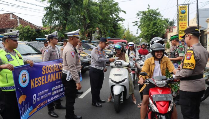Operasi Keselamatan Semeru 2024, Polres Pamekasan Turun Jalan Berbagi Brosur Himbauan Kamseltibcarlantas