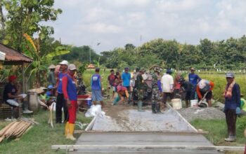 Gotong Royong Satgas TMMD dan Warga Katong Lanjutkan Pengecoran Jalan