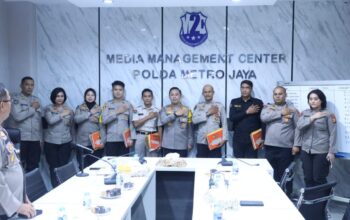 Kabid Humas Polda Metro Jaya Beri Penghargaan Kepada Kasi Humas dan Personel Berprestasi