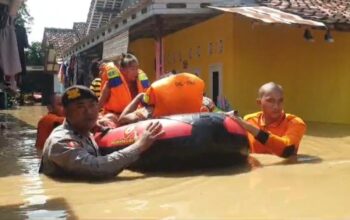 Bantu Warga Terdampak Banjir di Kabupaten Cirebon, Ratusan Personil Dikerahkan