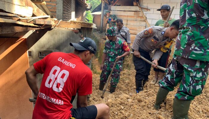 Gerak Cepat Polisi bersama TNI Bantu Warga Pacitan yang Terdampak Tanah Longsor