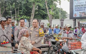 Merakyat, Kapolrestabes Surabaya Ajak Sarapan Bareng dan Berbagi Sembako untuk Abang Becak