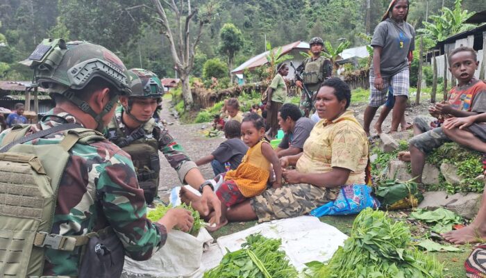 Bantu Roda  Perekonomian Masyarakat Prajurit Buaya Putih Kostrad Beli Hasil Kebun Mama Papua