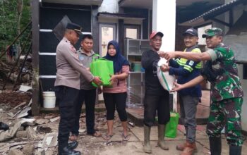 Polsek Pakenjeng Berikan Tali Asih Kepada Korban Bencana Angin Puting Beliung