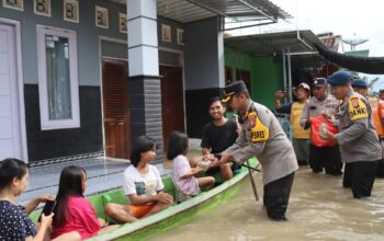 Polisi Distribusikan Ribuan Nasi Bungkus Untuk Warga di Bojonegoro Saat Banjir Belum Surut