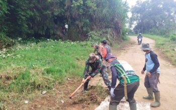 Sektor 2 Sub 1 Satgas Citarum Harum Tanam Pohon Keras di Sepanjang Bantaran DAS Citarum Demi Keberlanjutan Anak Cucu