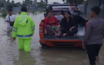 Gerak Cepat, Polisi bersama TNI dan BPBD Evakuasi Ribuan Warga Terdampak Banjir di Bangkalan