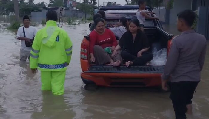 Gerak Cepat, Polisi bersama TNI dan BPBD Evakuasi Ribuan Warga Terdampak Banjir di Bangkalan