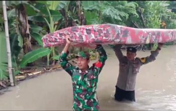 Tanggap Bencana, Polres Ngawi Bersama TNI Sigap Bantu Warga Terdampak Banjir