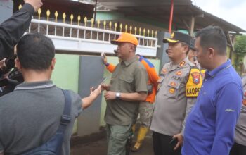 Gotong Royong, Forkopimda Probolinggo Bersihkan Material Pasca Banjir di Dringu