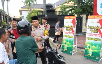Hari Pertama Puasa, Polres Nganjuk Bagikan Bingkisan Takjil kepada Pengguna Jalan