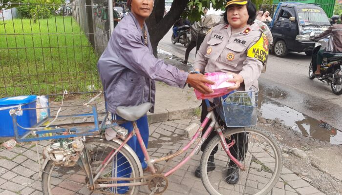 Tebar Kebaikan Kapolsek Bekasi Utara Berbagi 100 Nasi Kotak